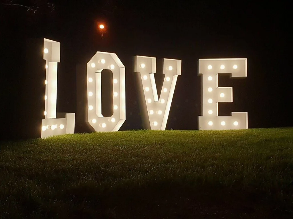 Podświetlany napis LOVE na sali weselnej — wynajem napisu LOVE w Częstochowie